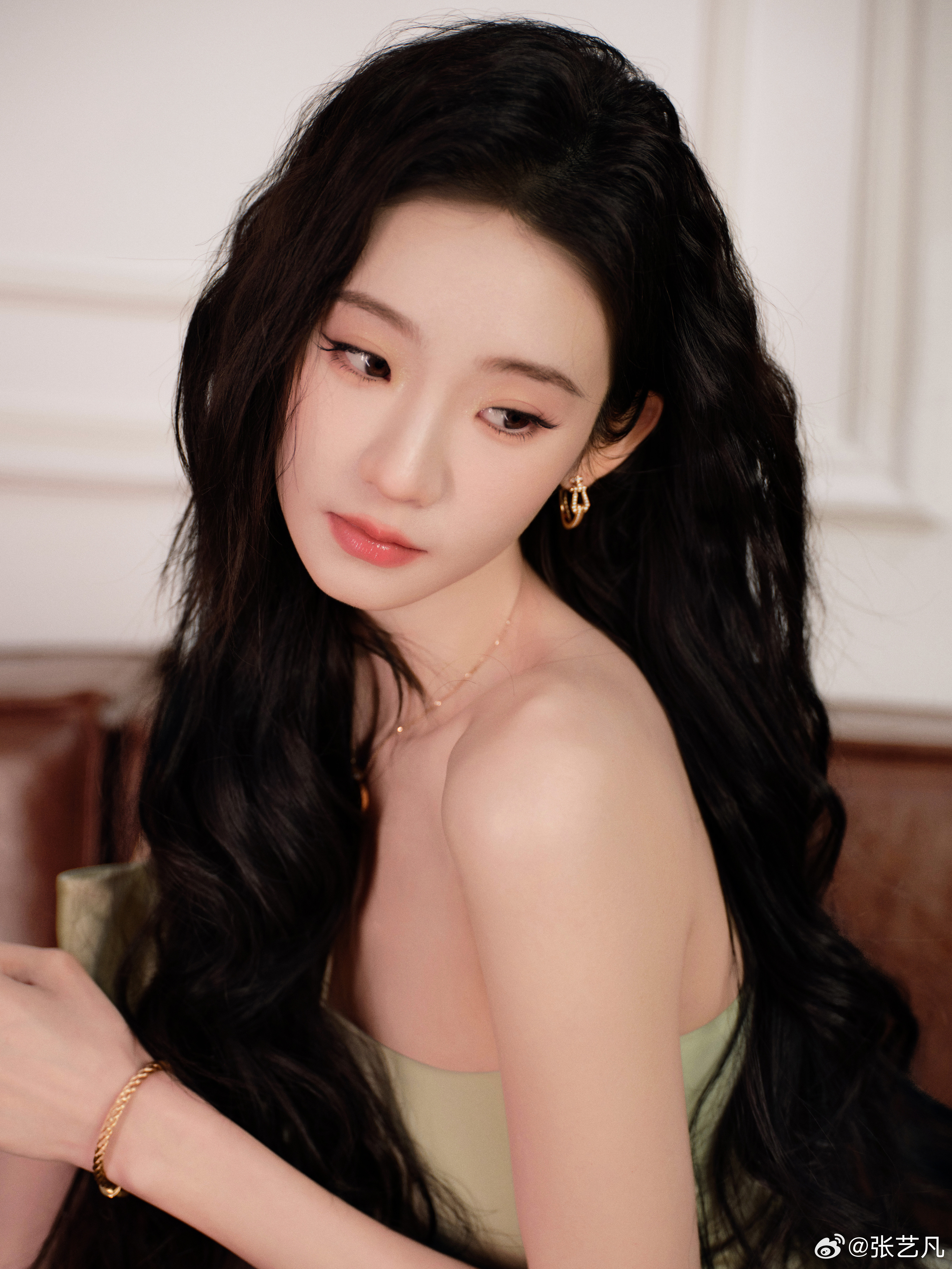 张艺凡微博之夜第二套造型