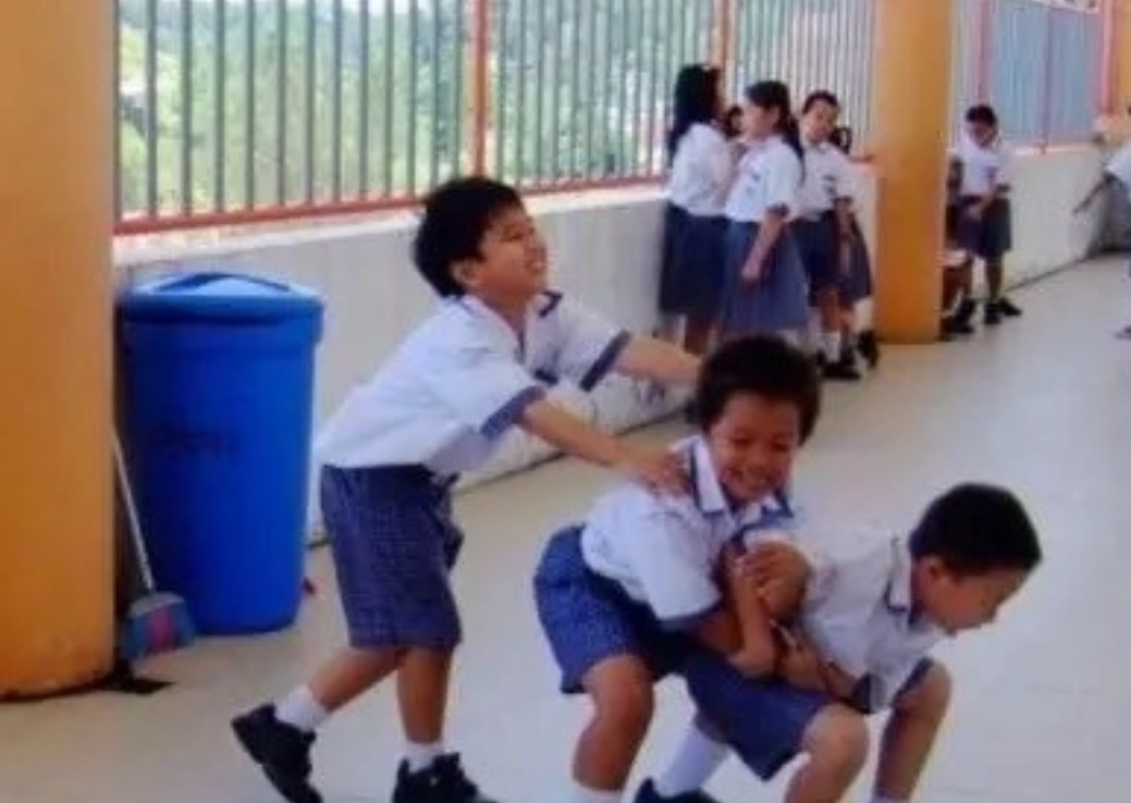 救命！孩子体育课绊倒同学缝三针，我主动赔五千竟被退回来了！人家家长一句“孩子不是