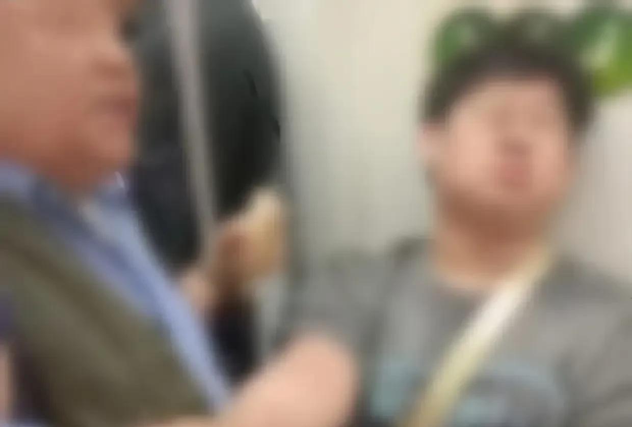 某市地铁车厢内，老人强制小伙子让出爱心座位被拒绝事件发生后，我心里突然冒出一个大