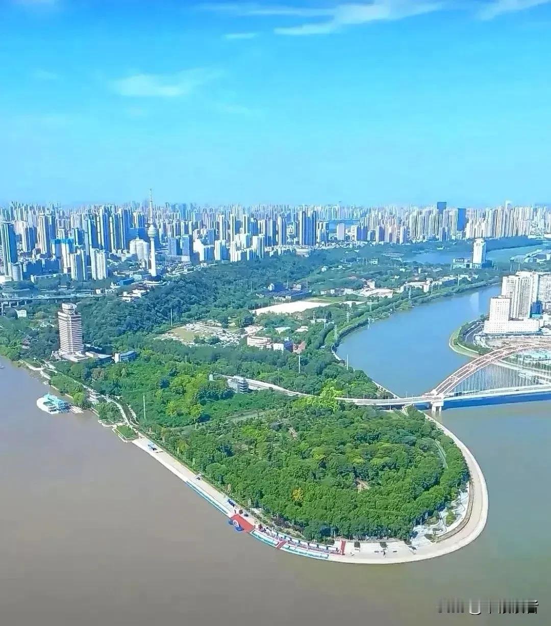 不得不服大武汉的城建，这一片作为城市绿地是明智之选。反观重庆，朝天门的来福士破坏