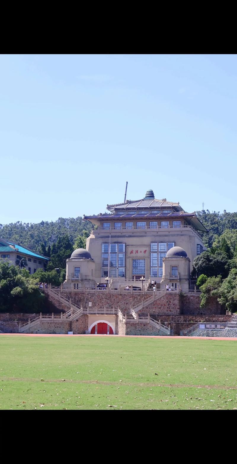 武汉大学新校区简直就是个超厉害的存在，不愧是人才聚集地、科创领跑者。新校区汇聚了