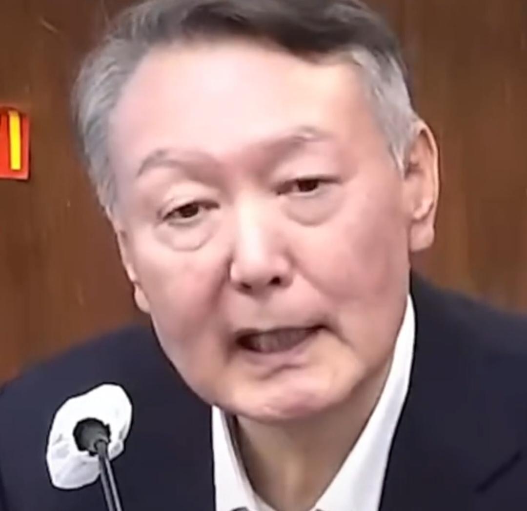 尹锡悦在庭审时勃然大怒，只因为检察官直接叫金建希的名字，尹锡悦当庭质问检察官，金