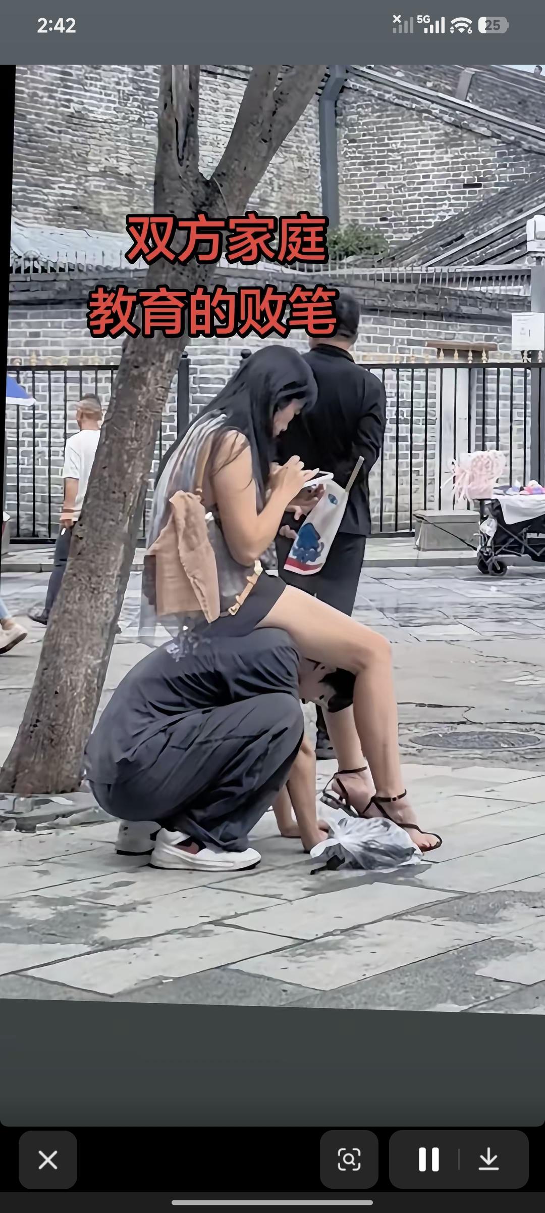 父母再有钱，把孩子没教育好，就是失败的父母，从小教育孩子尊重对方，公共场合什么该