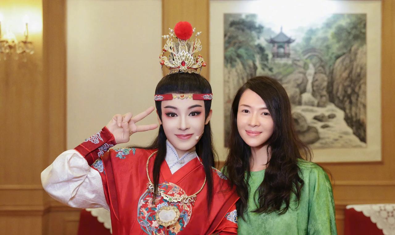 章子怡素颜出镜，晒与陈丽君合照并配文：我和女儿两个越剧小白直接被你圈粉，宝哥哥的