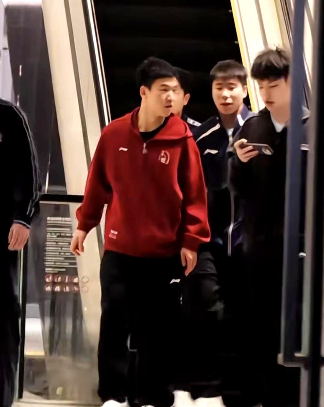 你以为国乒男队私下全是绷着劲练球的狠人？上次聚餐的镜头放出来，一帮大男孩勾肩