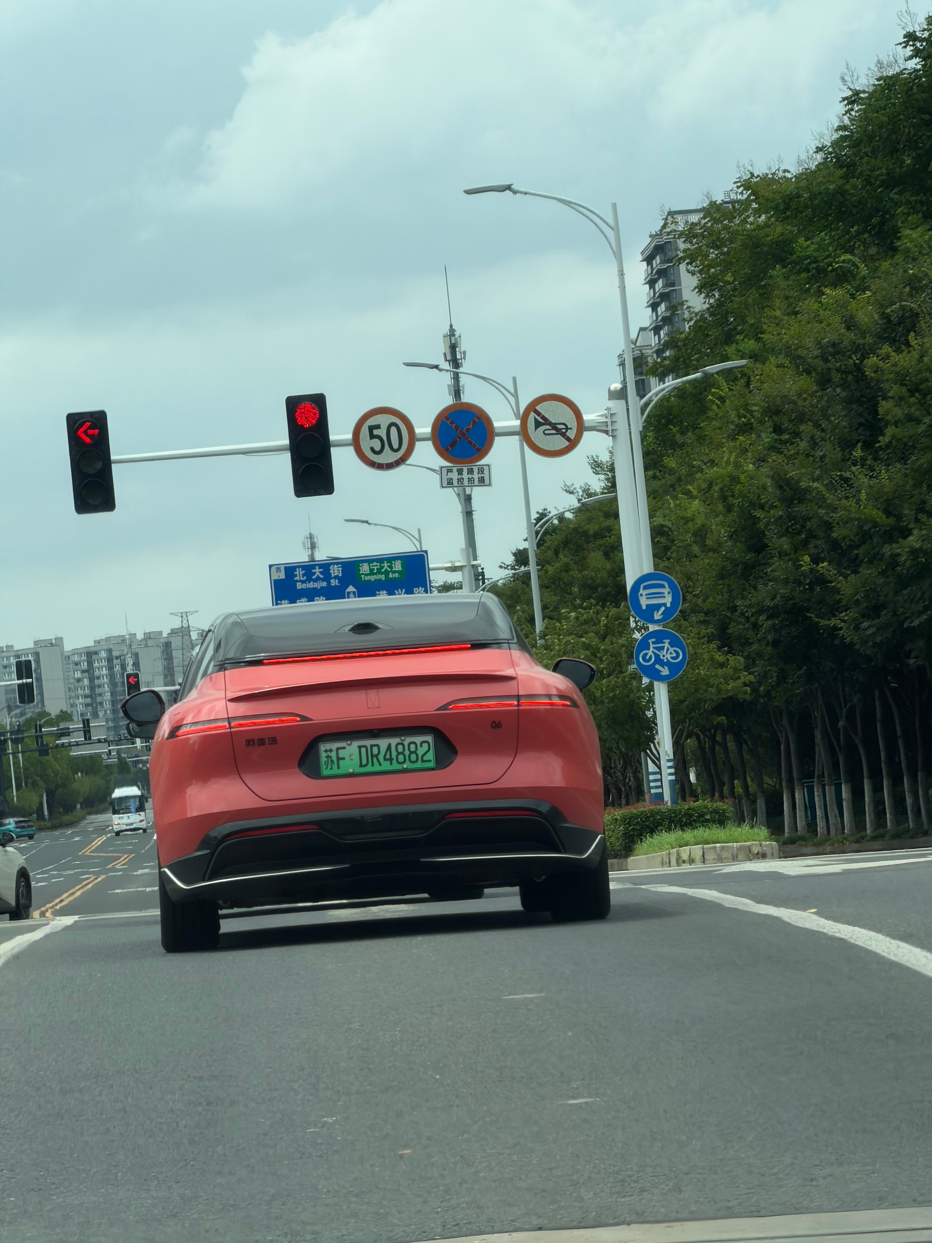 兄弟们，我感觉这个车的尾灯在嘲笑我啊