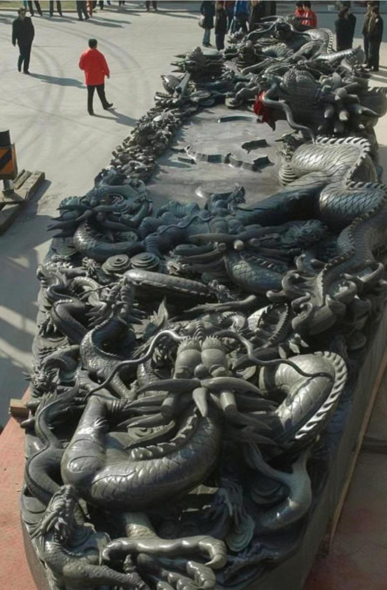 1991年，河北一村民上山砍柴，又累又热，便坐在一块石头上歇息。那天日头毒得