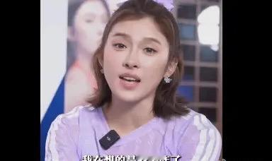 网友A：看了吴艳妮的专访，她说会看评论但不会为评论哭，还说自己是在生活中给别人提