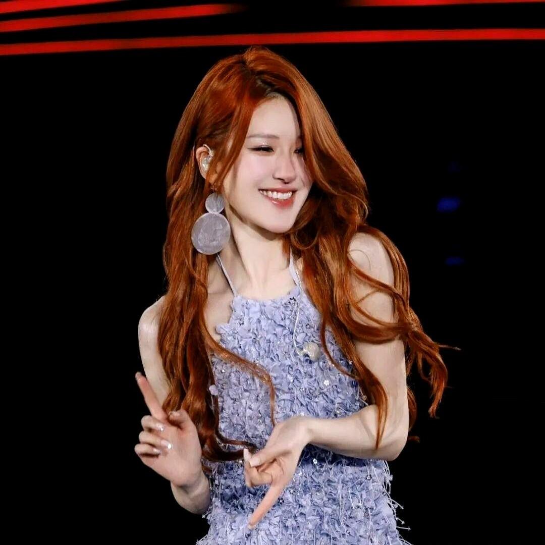 内娱发言“翻车常客”赵露思，总陷入左右脑互搏的尴尬。前脚说的话后脚就被自己推