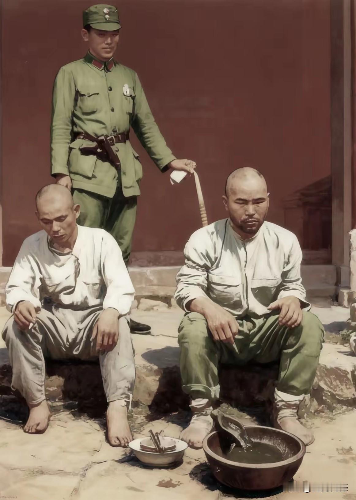 这两个日本鬼子被俘后，感觉还是有些七个不服，八个不愤，脸上的表情也是凶恶恶的，其