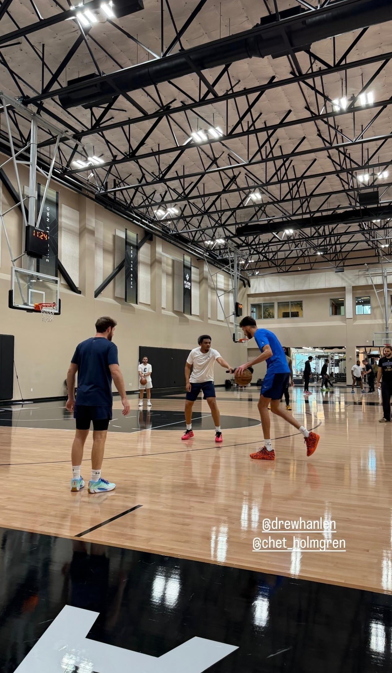 今天切特依旧跟着知名训练师Drew一起练nba雷霆​​​
