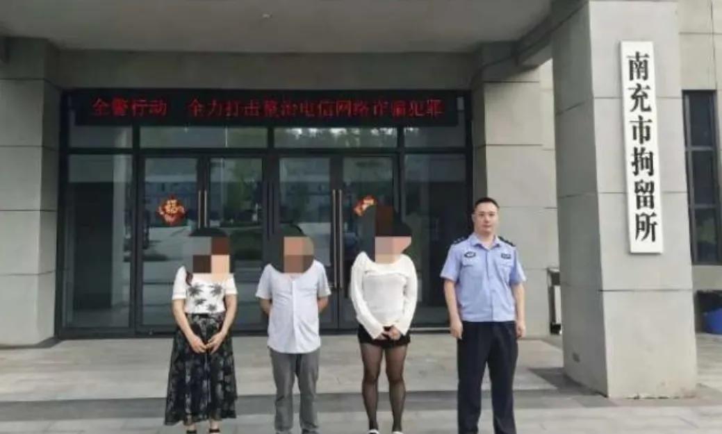 四川南充，一男子到足浴店点了一个漂亮的女技师，俩人到了秘密小屋后，就迫不及待进入