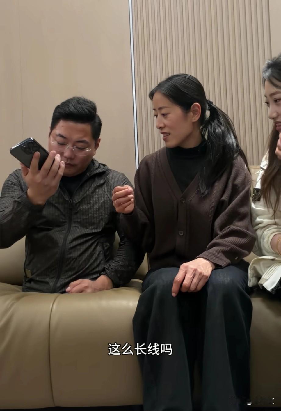 陈州也挺浪漫的，给媳妇说衣服开线了，没想到越拉越长，闺女猜到了，这是爸爸给妈妈的