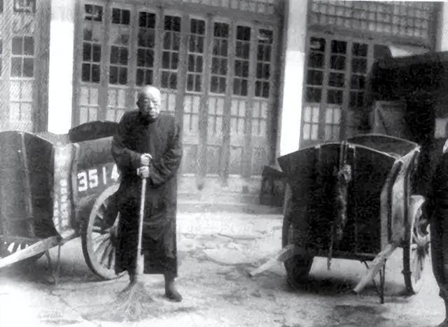 1922年，黄金荣告诉妻子林桂生：“我要娶露兰春，你交出正室之位和家里的财政大权