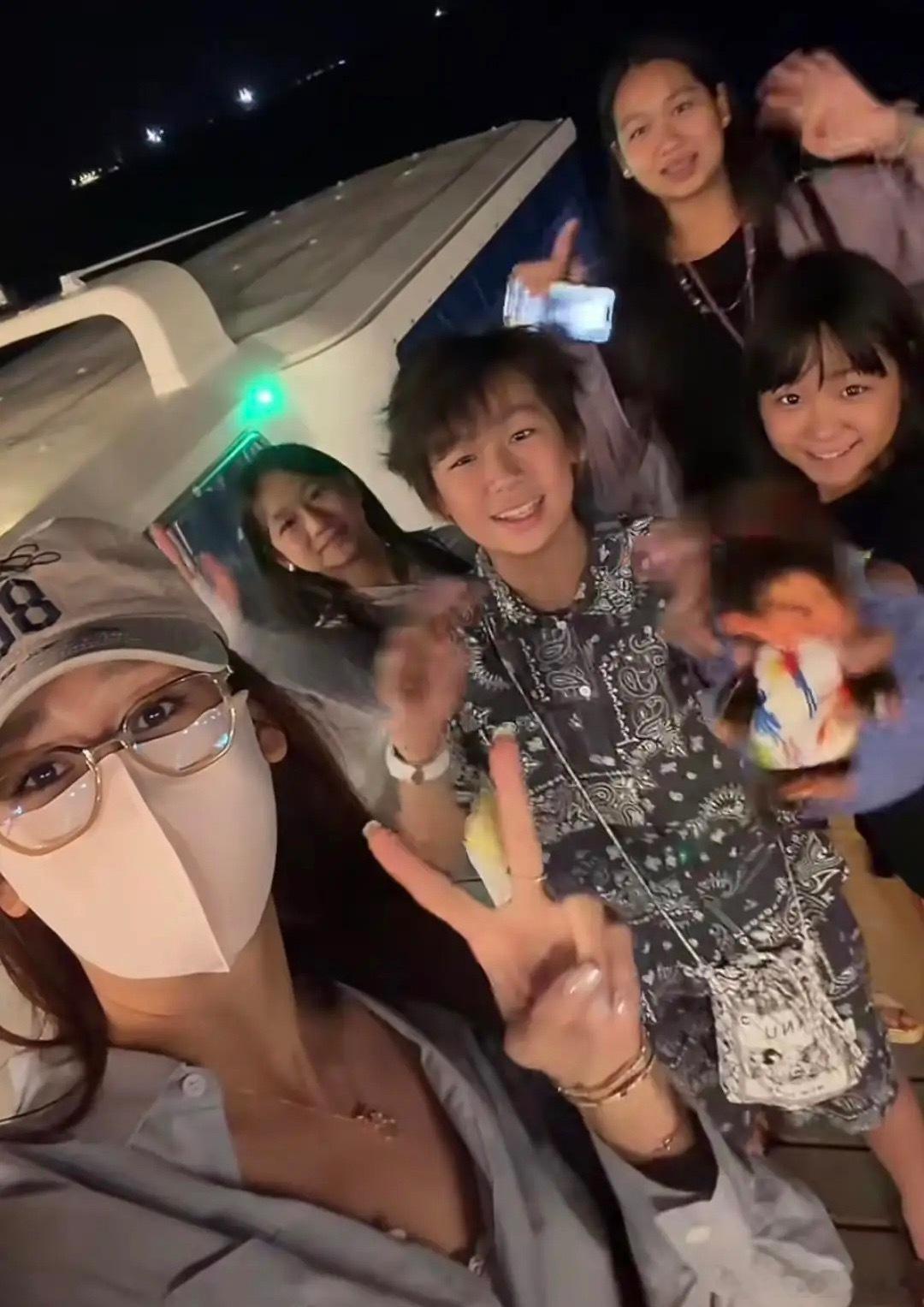 陈浩民四个孩子都放暑假了，一家6口人飞往马尔代夫度假，三个女儿和一个儿子出镜都长