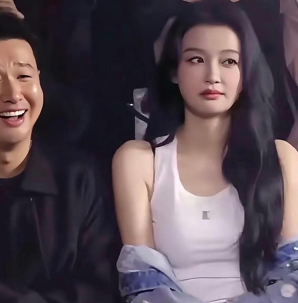 孙怡为拿资源陪业内大佬看秀，还是一副小太妹的打扮，现场照片显示她神情冷淡、表情僵