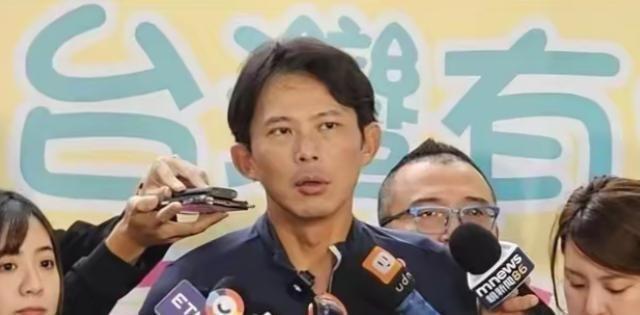 太尴尬了，黄国昌一趟日本之行，倒逼得民众党发言人李友宜，和创党党员朱蕙蓉在11月