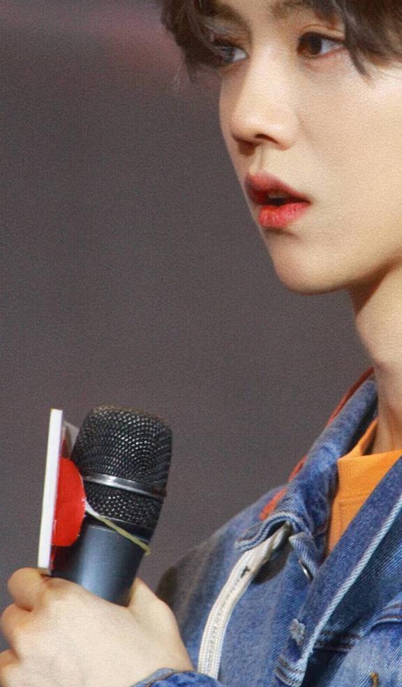 在你面前演戏的成本太高了。鹿晗男明星穿搭鹿晗，我倒真希望你是在演戏因为“