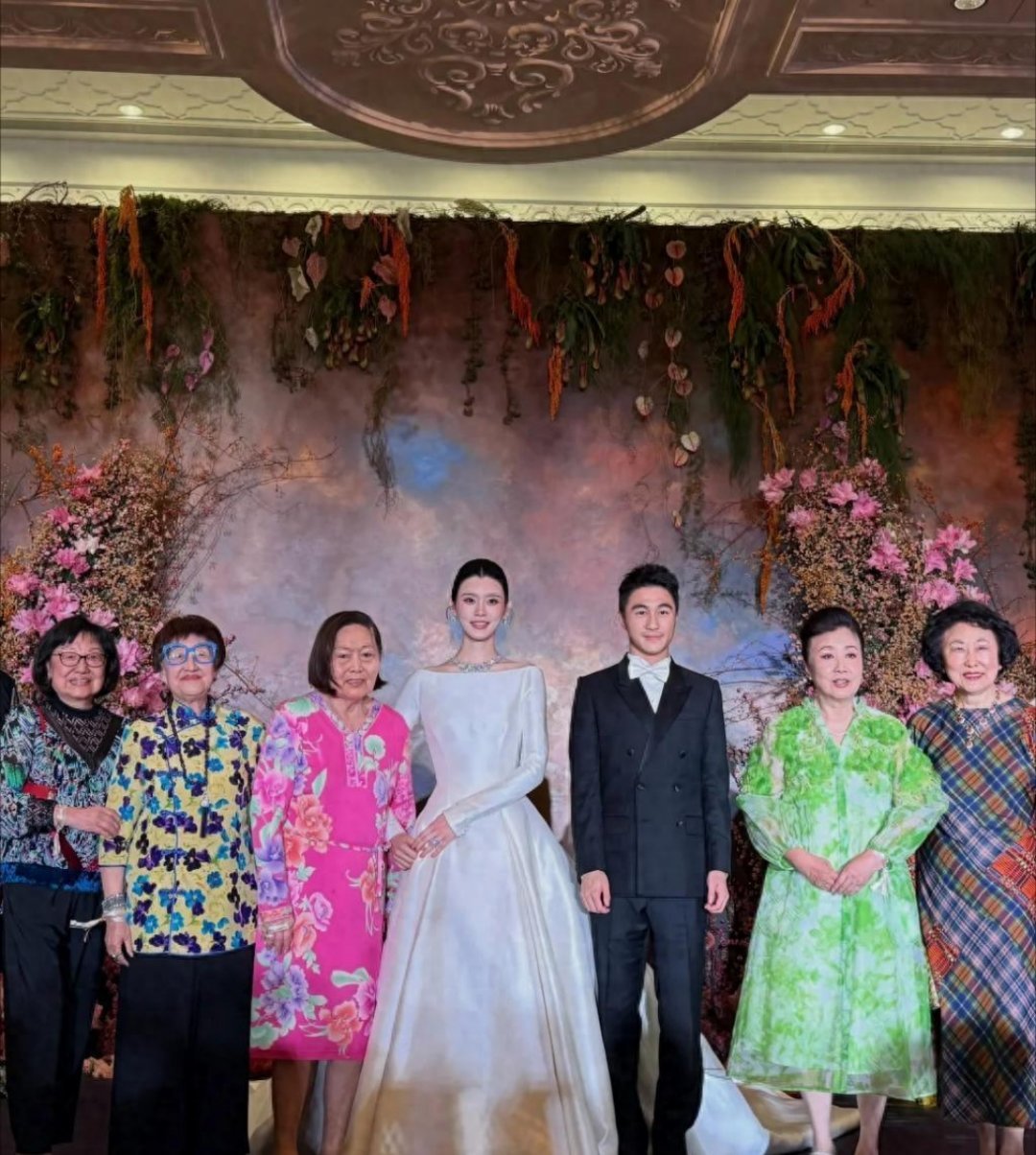 奚梦瑶办婚礼竟然成了名流比美的大擂台，何超琼穿着迪奥高定礼服一出场，那颜值和气质直接秒杀全场，所有人