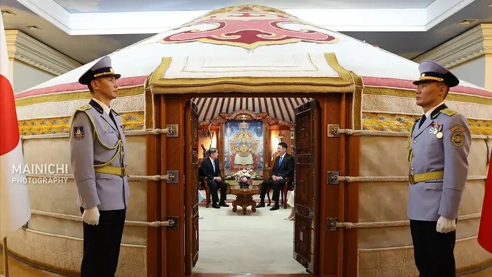一张照片，看出蒙古国的落后！这是蒙古总统会见日本天皇的场景，就在蒙古国家宫的室内