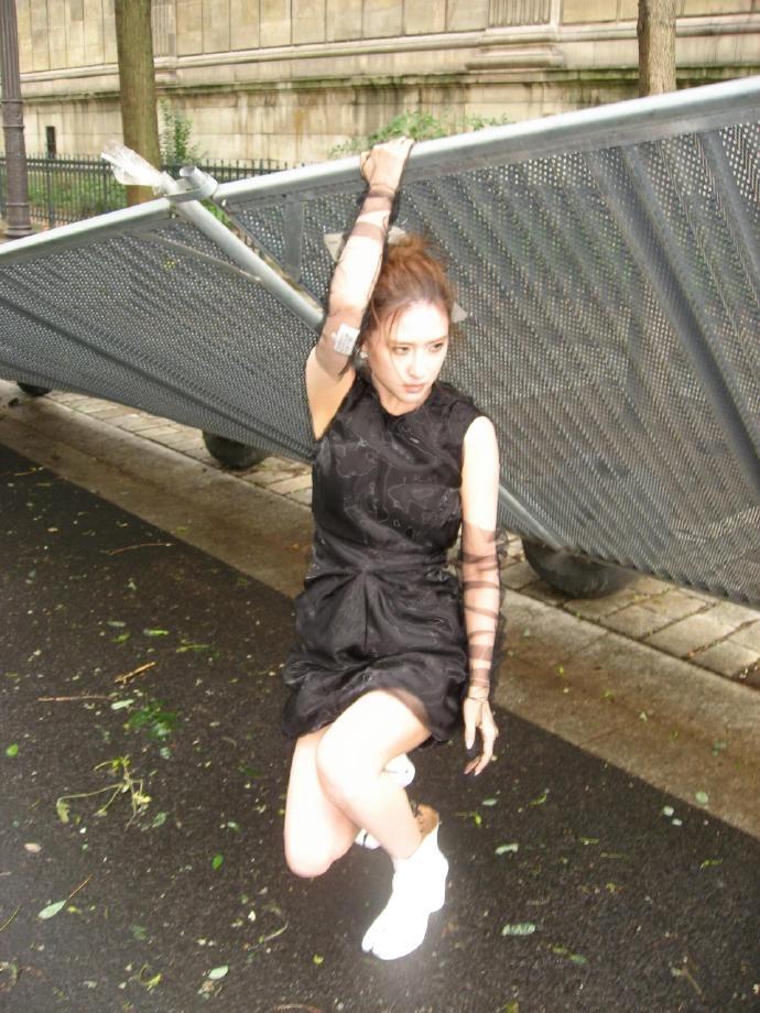 窦骁离开赌王家，第三天进组，何超莲现在估计比吃了苍蝇还难受。第一天，窦骁删除所有