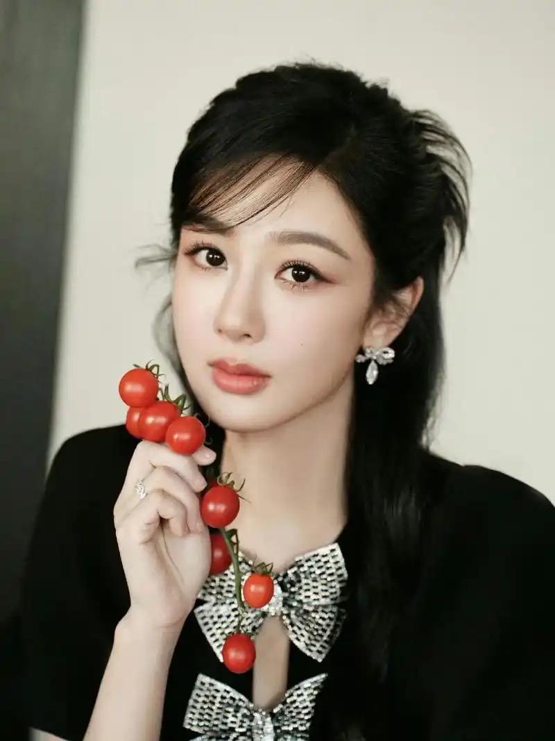 心细的人已经察觉！杨紫白玉兰晚宴发言暗藏伏笔，第三次冲奖撞上地狱对局昨晚白