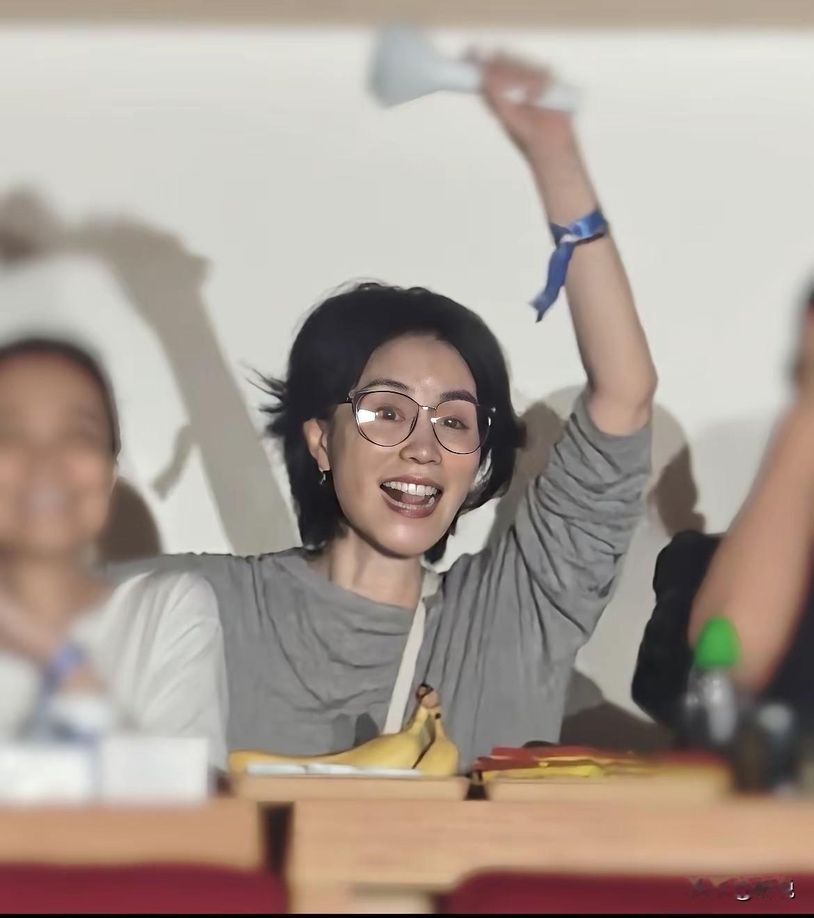 原来这是造型，不是老花镜啊