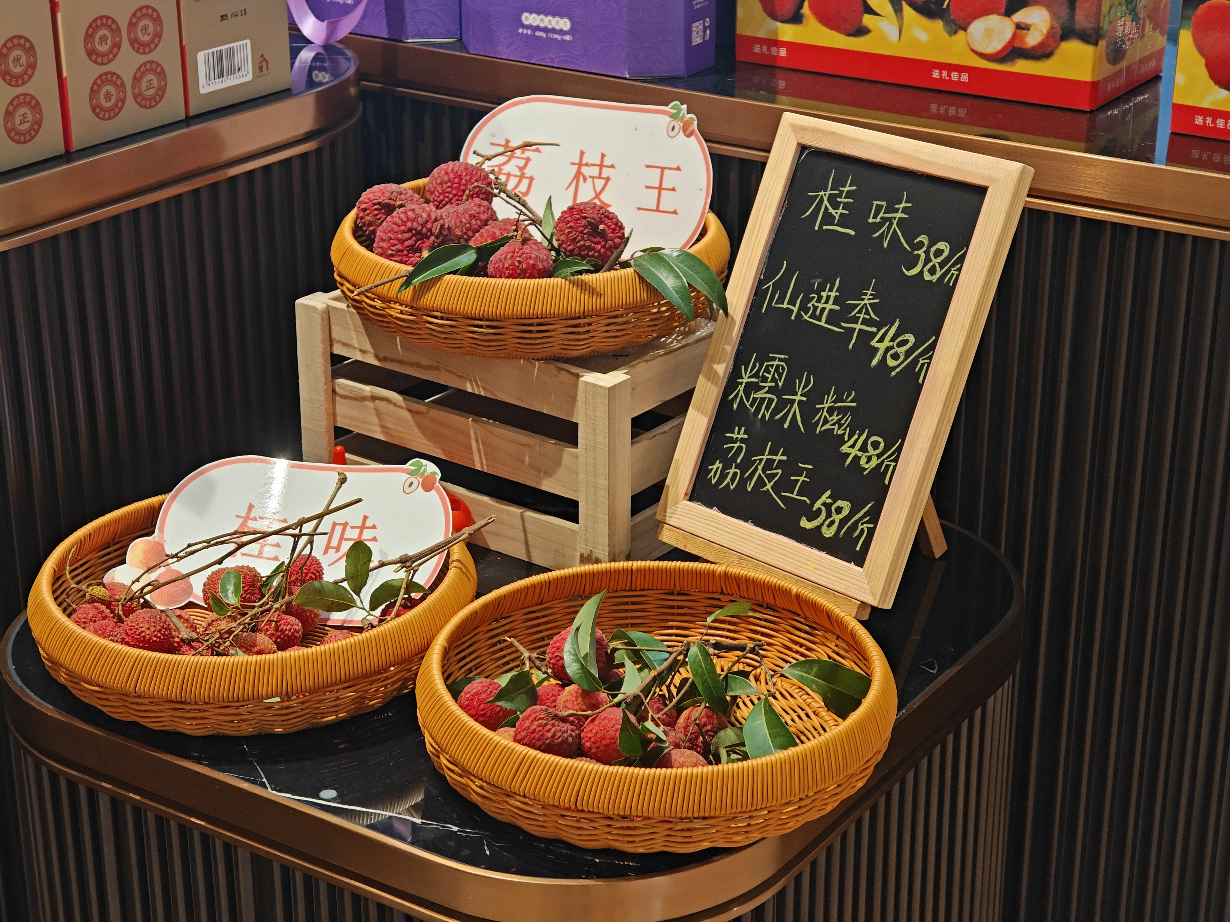 看了一下深圳宝安机场贵宾楼这荔枝的价格………几乎是我在水果店买的2.5倍价格了。