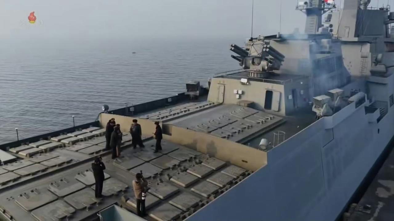 朝鲜崔贤号驱逐舰后部的垂发近景，看起来是不同尺寸和细节的三种或四种垂发规格。​