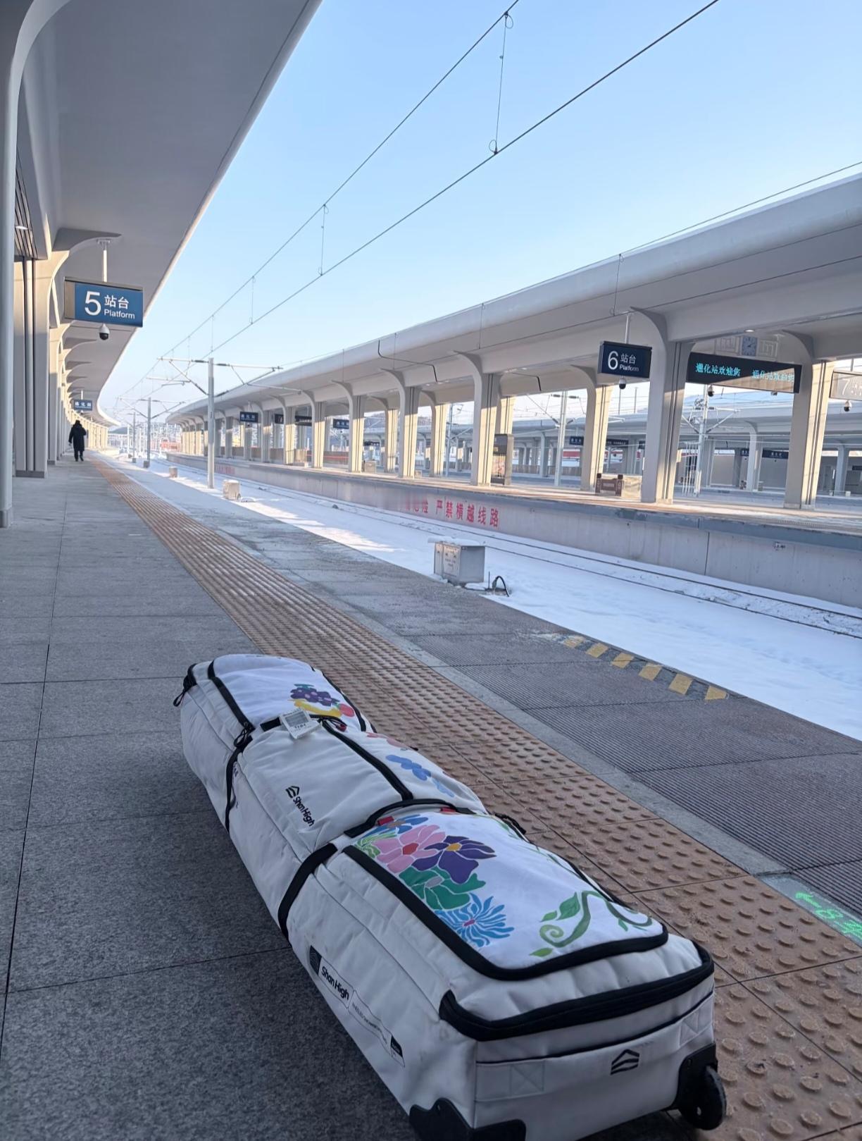 不知道你们发现没这两天打开12306买票，有些车次后面多了个“雪”字，不是会经