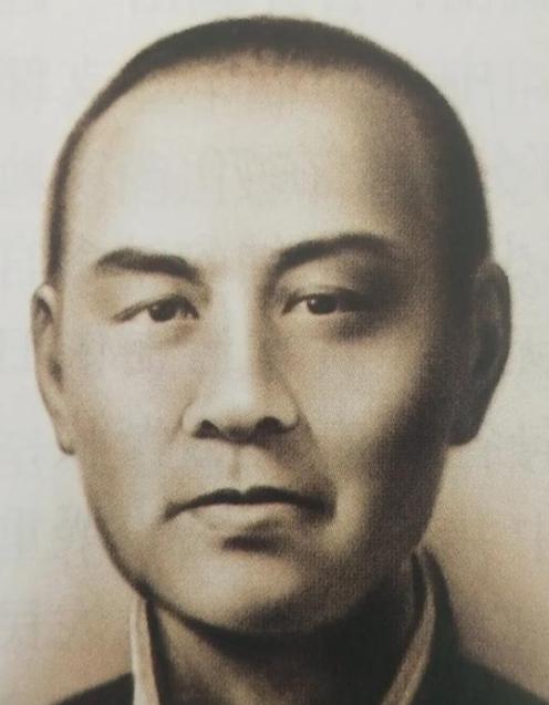1938年7月，国军少将张岚峰率部投日。不久后他的弟弟张俊峰和日军发生纠纷，被日