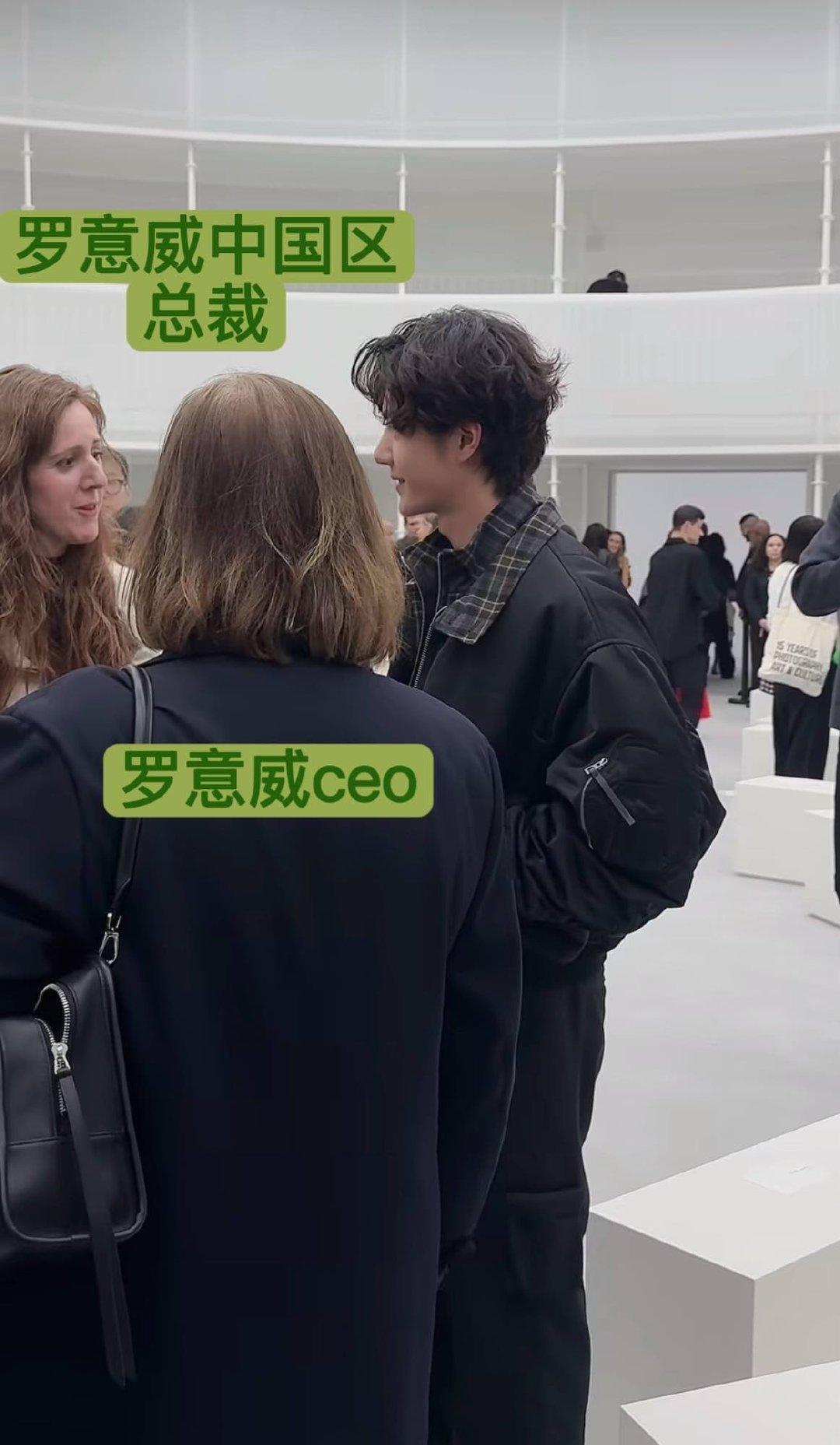 王一博的海外人气怎么样?王一博巴黎时装周三奢并行，稳坐头排C位，人气之高被外媒称