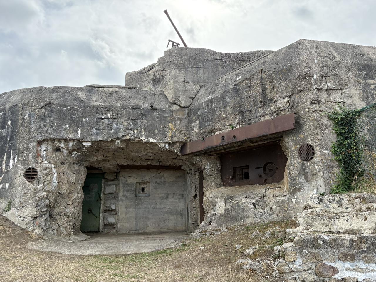 图中是位于布列塔尼地区圣马洛（St.Malo）的城堡要塞，这里曾遭美军第329