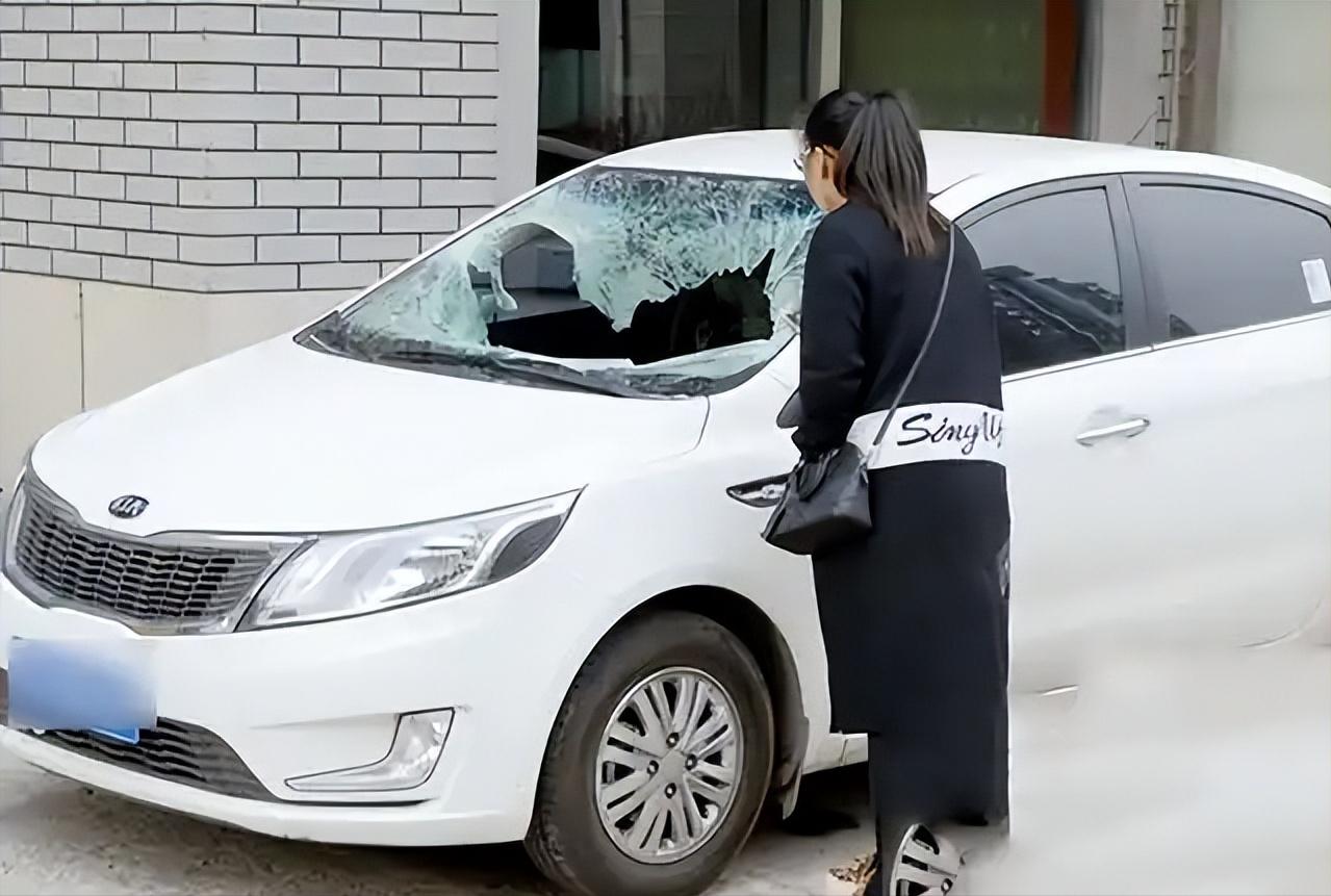 广东惠州，男子与女子刚办完离婚手续，回到家中再次争吵，气得女子抄起锄头把男子的轿