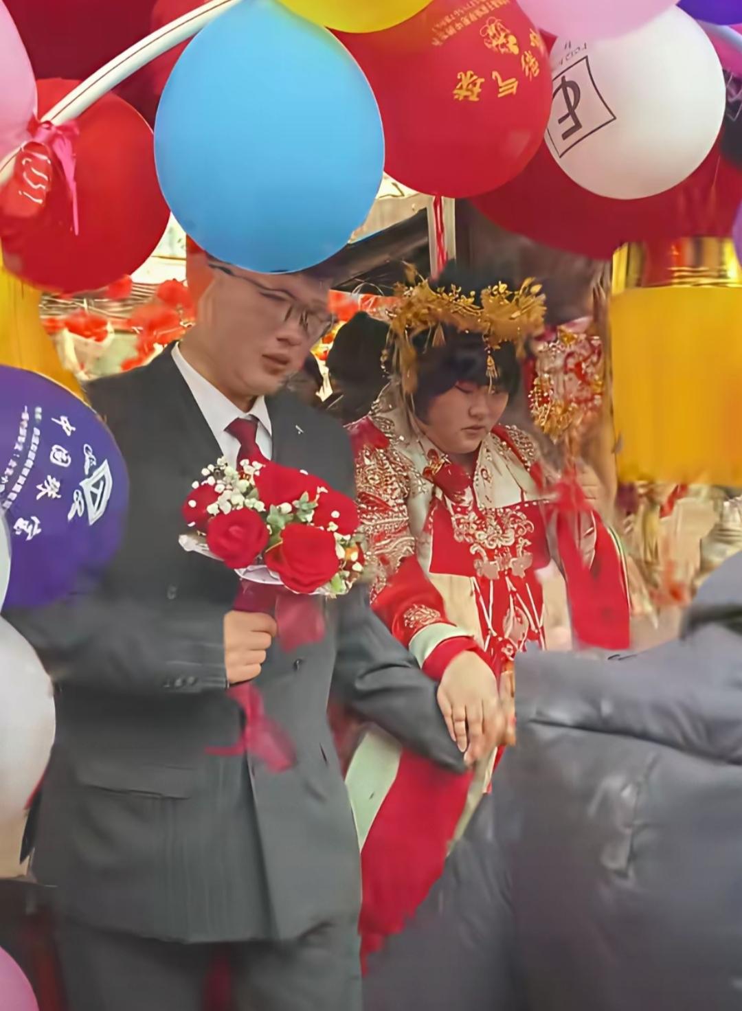 大衣哥的女儿出嫁了，他的女婿跟女儿气色相当，都是壮实身材，两人很有夫妻相。气质都