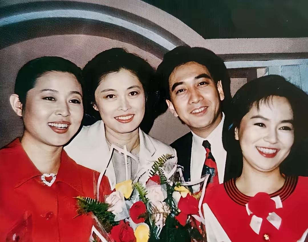 敬一丹和倪萍大姐，菊萍妹妹非常好认，你知道那位男主持人他的名字吗？敬丹老师