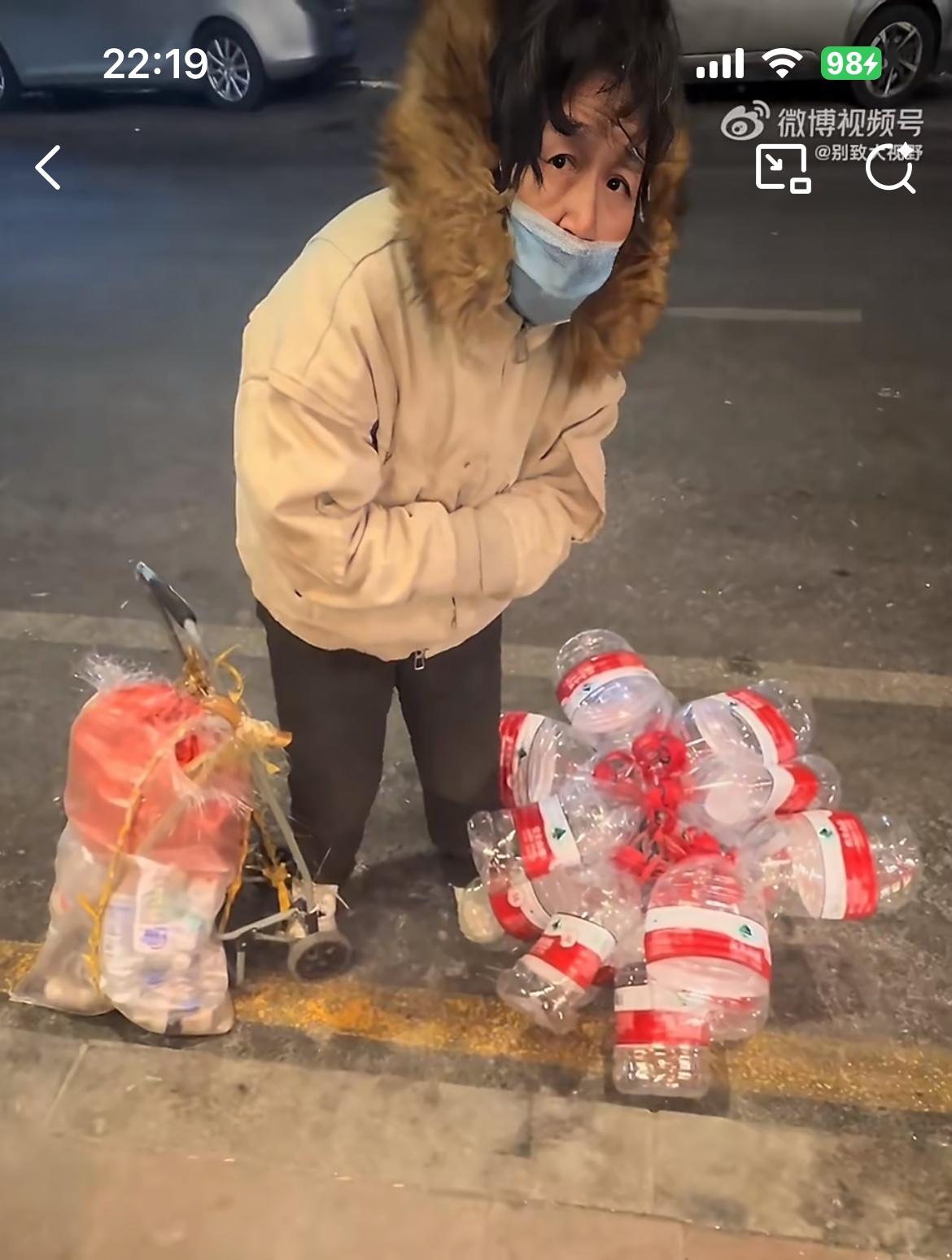 沈阳网友爆料，零下几十度的街头，一个老太拿着废品想卖掉，但是人家废品收购站早下班