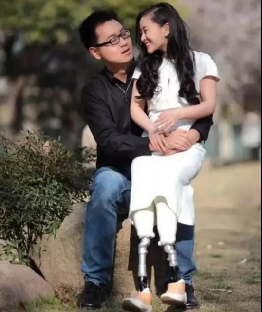 2008年，在四川地震中，廖智失去了双腿，早已出轨的丈夫趁此提出离婚。十