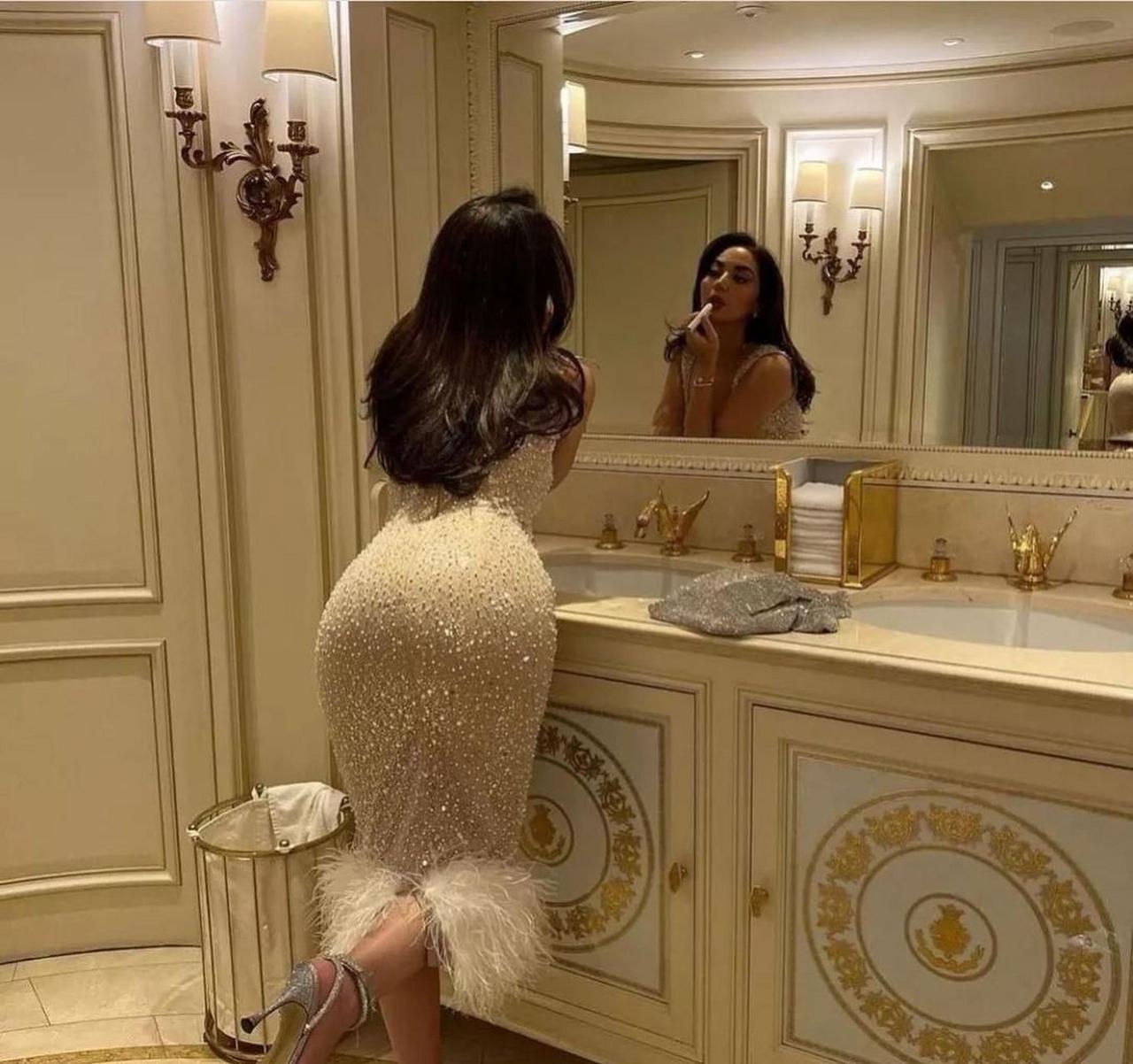 炸裂！伊拉克的反腐行动，从女议员家里搜出了黄金胸罩和内裤，还有这种金条和现金。