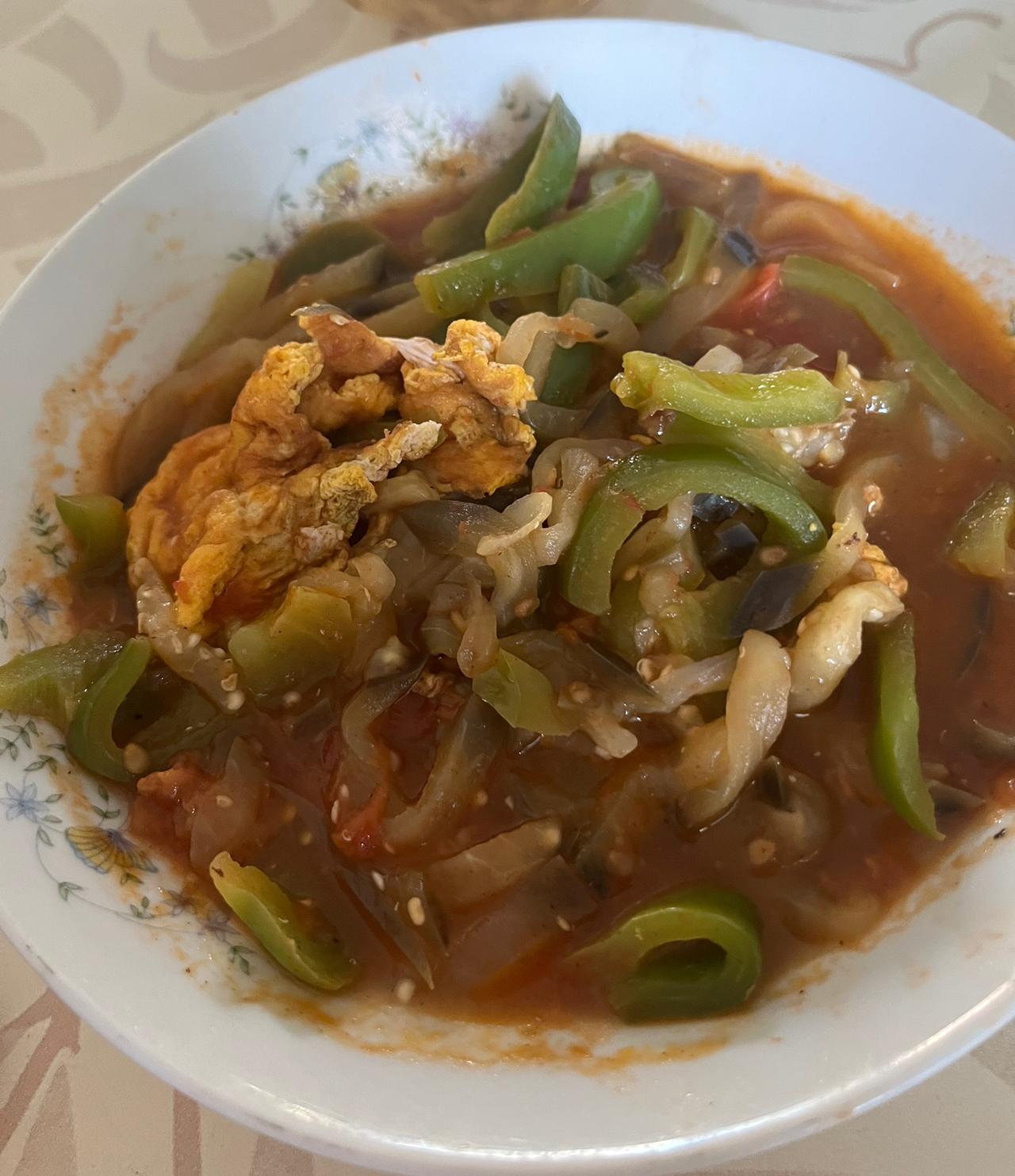 炎炎夏日吃什么，看看今天早上的饭菜；炒苦瓜，鸡蛋炒茄子青角。主食；玉米汤；