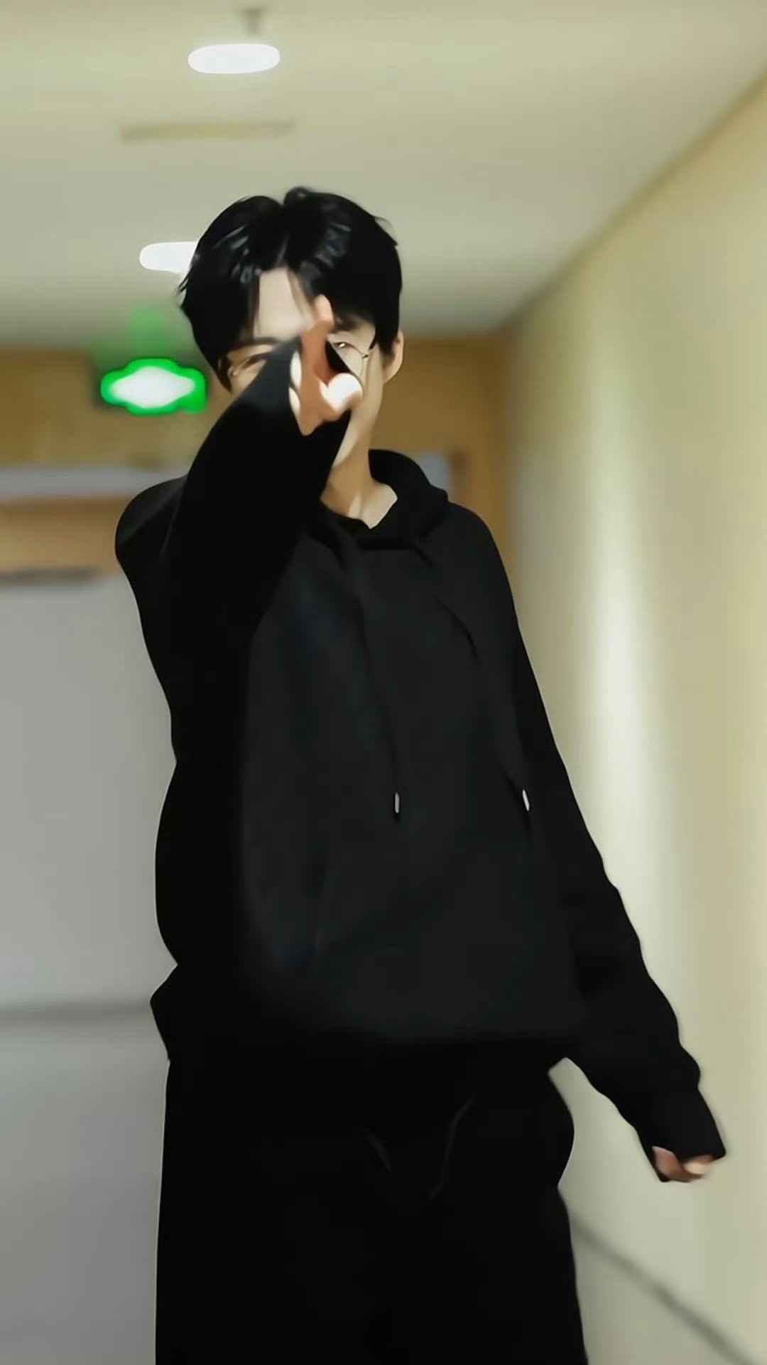 肤白胜雪眼含星，身高一九零封神！春风拂柳绿，宇宁是顶流！桃花眼笑甜到心，明月照山