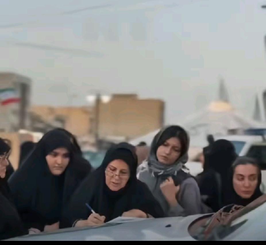 伊朗有3000万人志愿参加保家卫国，其中有不乏有不少女性。过去伊朗女性很少抛头露