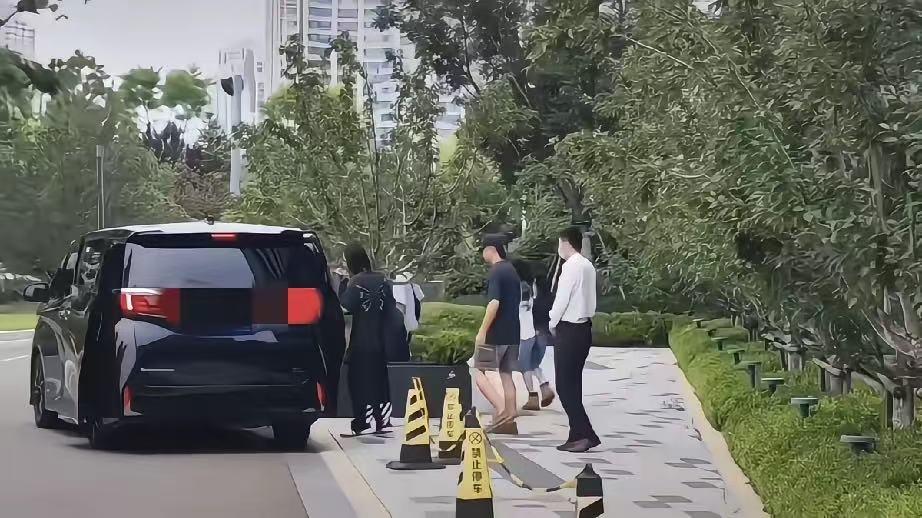 谢贤去世后，谢霆锋的性情也变了！青岛演唱会结束后，有网友拍下了谢霆锋的这一幕