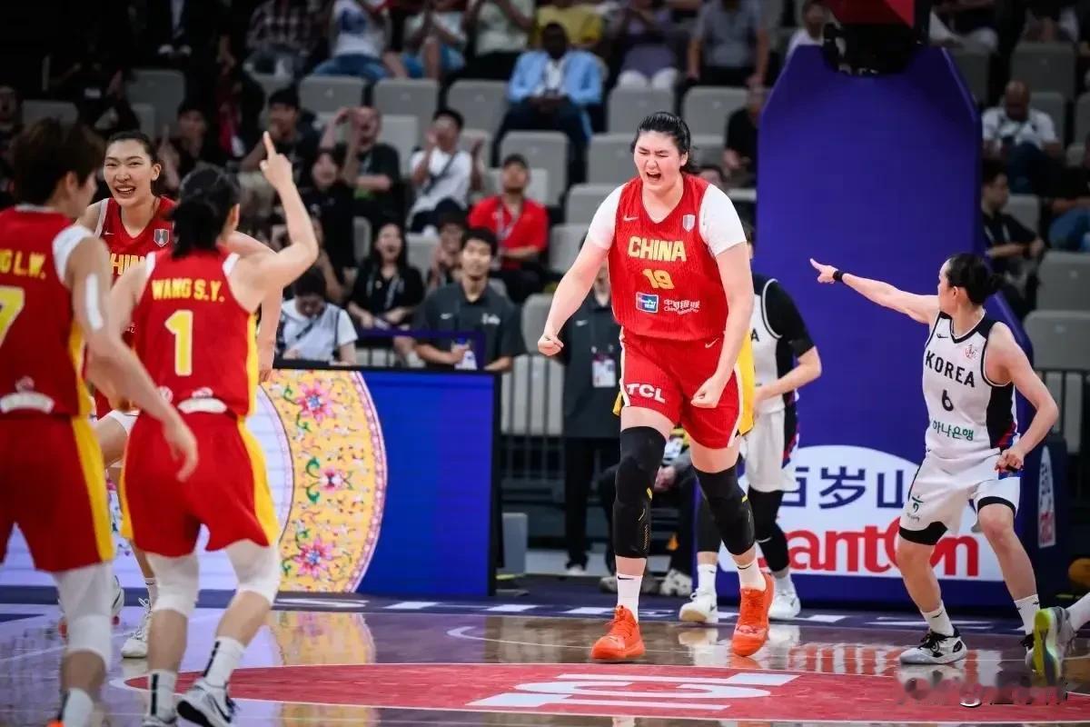 又把对手打服了！韩国教练认为张子宇这个点，确实是没办法限制，四个人去包夹，她一样