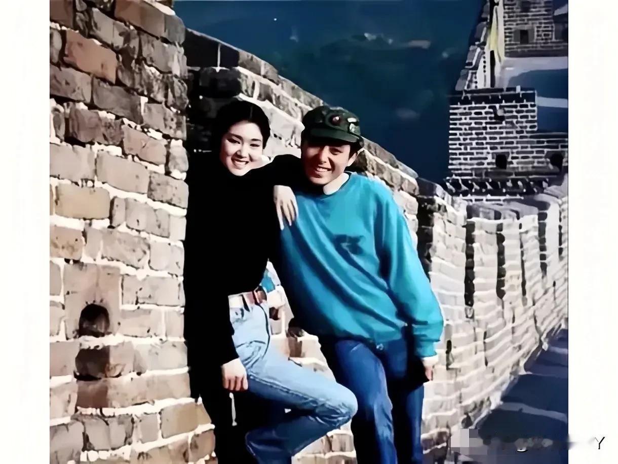 上世纪80年代末，巩俐与男友张艺谋在北京游览长城时的留影旧照，真是惊艳了时光。