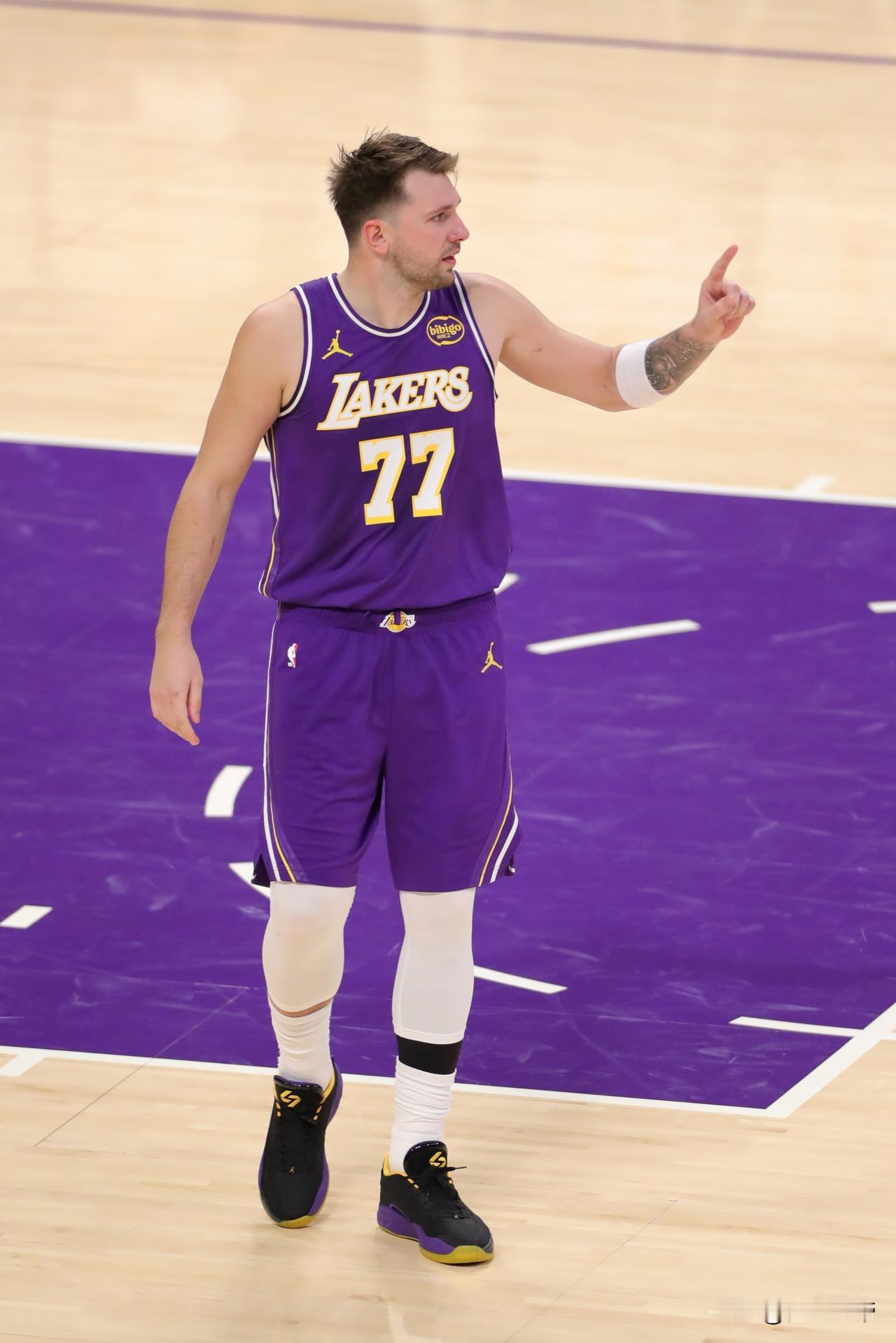 首节得分的神，东契奇今天首节又单节爆砍20分了!在今天湖人与太阳的比赛中，东