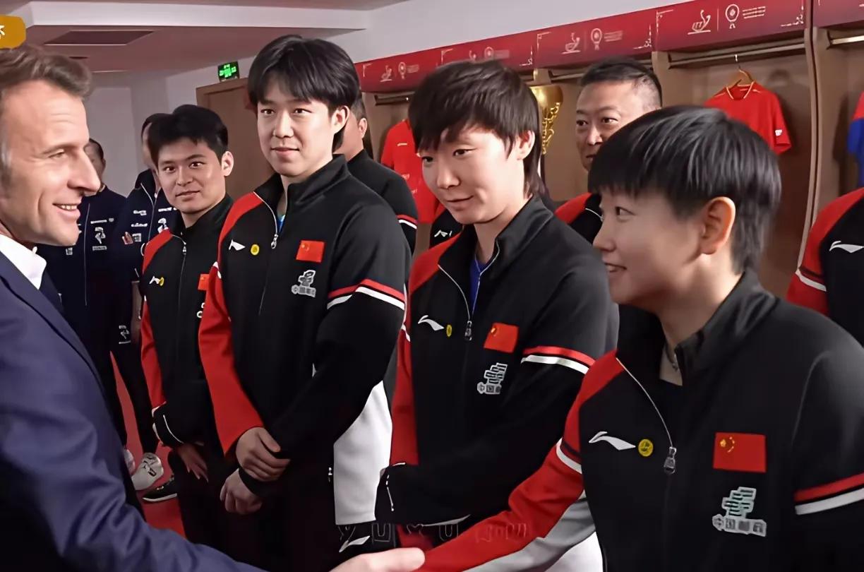 25岁孙颖莎这波操作，才是顶级偶像的“软实力”教科书！马克龙用中文喊“Sh