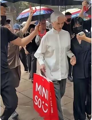 马斯克的母亲真是越来越热爱在上海生活了，在上海的各种场合经常见到她的身影，有时候她还出现在菜市场，十
