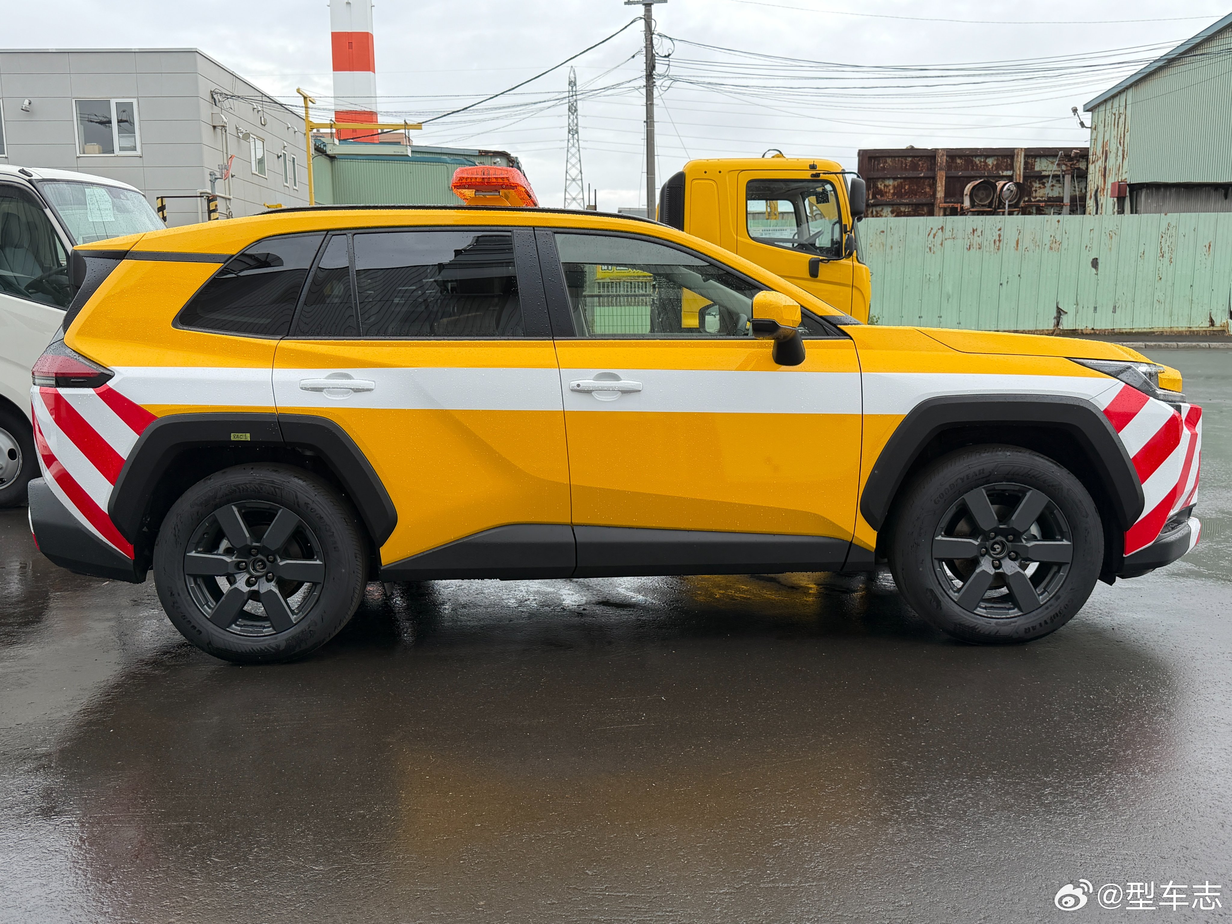 型车街拍 新一代丰田RAV4刚上市就被拉去打工。札幌车体工業打造的RA...
