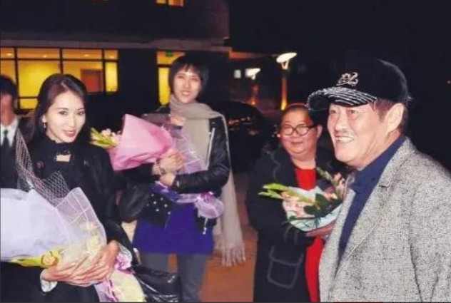 当年，记者问秦岚“你和黄晓明同居5年，他出车祸你贴身照顾，为此不惜赔偿公司100
